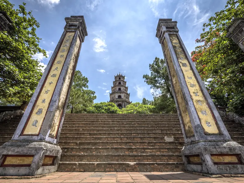 Die Besichtigung der schönen Thien-Mu-Pagode darf auf unserer YOUNG LINE Rundreise durch Vietnam nicht fehlen.