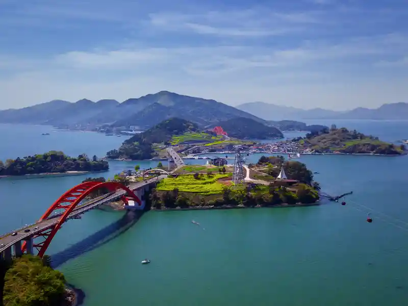 Auf unserer YOUNG LINE Reise durch Südkorea kommen wir auch  in die Hafenmetropole Busan, die inmitten einer reizvollen Küstenlandschaft liegt.