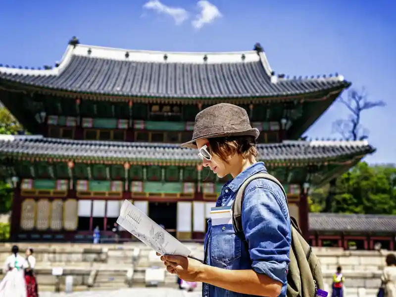 Unser Scout kennt sich aus in den Palästen der Hauptstadt Seoul, da ist keine Karte notwendig.