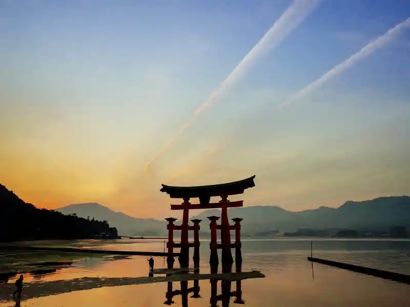 Auf unserer Rundreise mit YOUNG LINE  durch Japan geht es mit der Fähre auf die Insel Miyajima zum Itsukushima-Schrein mit seinem berühmten roten Tor, das bei Flut im Wasser steht.