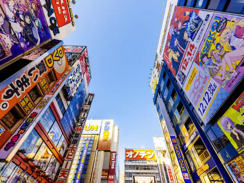 Auf unserer Rundreise mit YOUNG LINE durch Japan erleben wir das Großstadtleben von Tokio und Osaka.