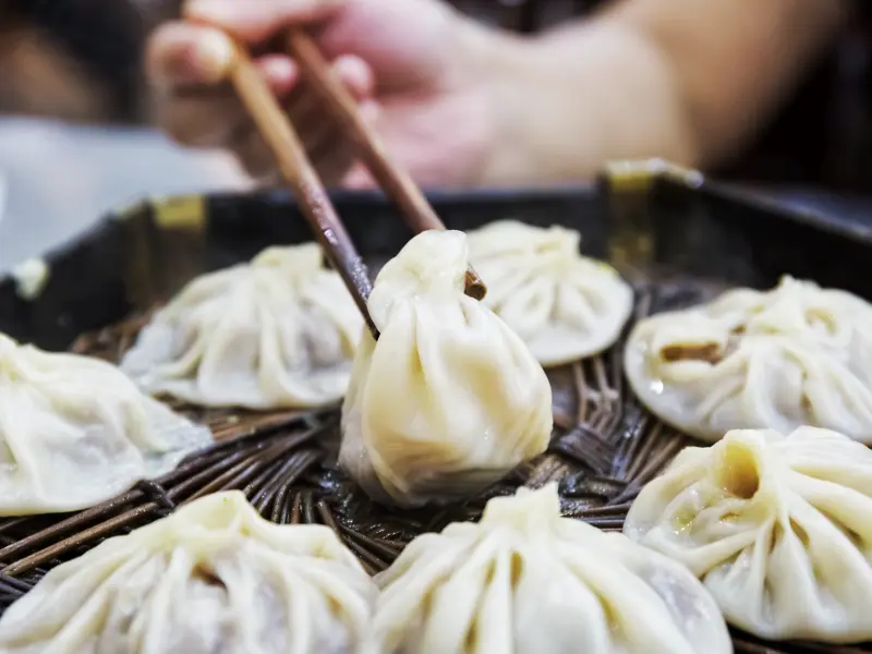 Immer beliebt: Teigtaschen aller Art, gedämpft, gebraten - es gibt sie überall in China. Der perfekte Snack für zwischendurch auf unserer YOUNG LINE Reise durch das fernöstliche Land.