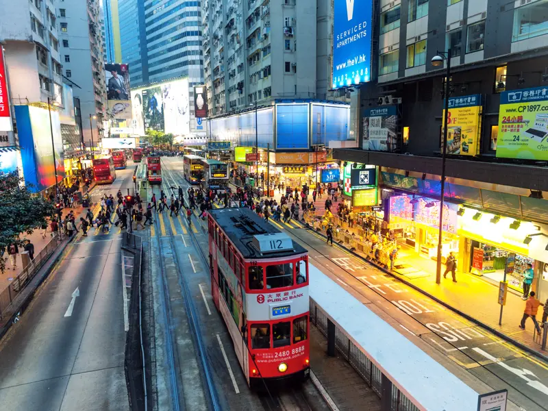 Zum Finale unserer YOUNG LINE Reise durch China tauchen wir in die Straßenschluchten von Hongkong Island ab