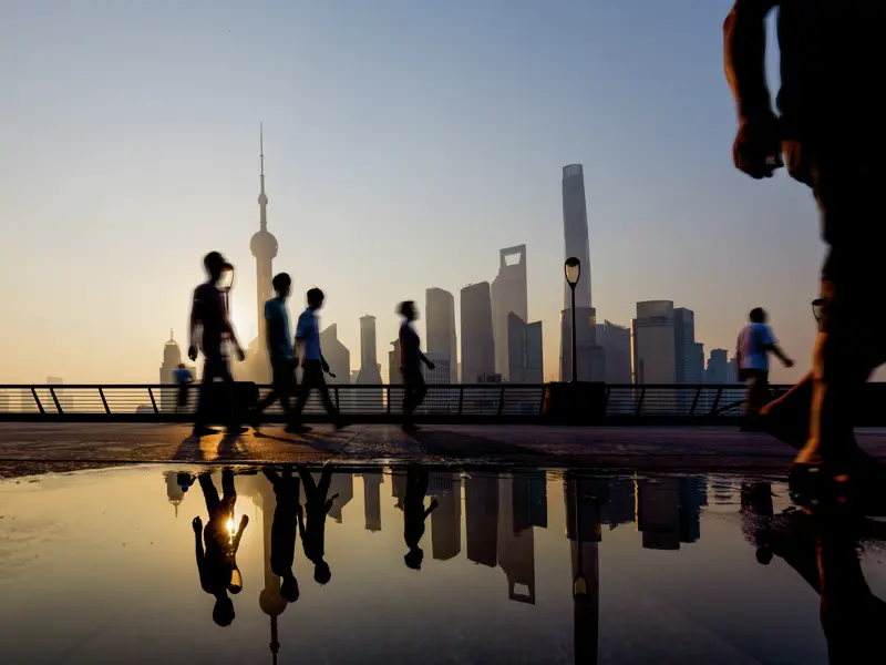 Willkommen im Übermorgenland auf der YOUNG LINE Reise durch China: Shanghais Wolkenkratzerstadtteil Pudong ist atemberaubend.