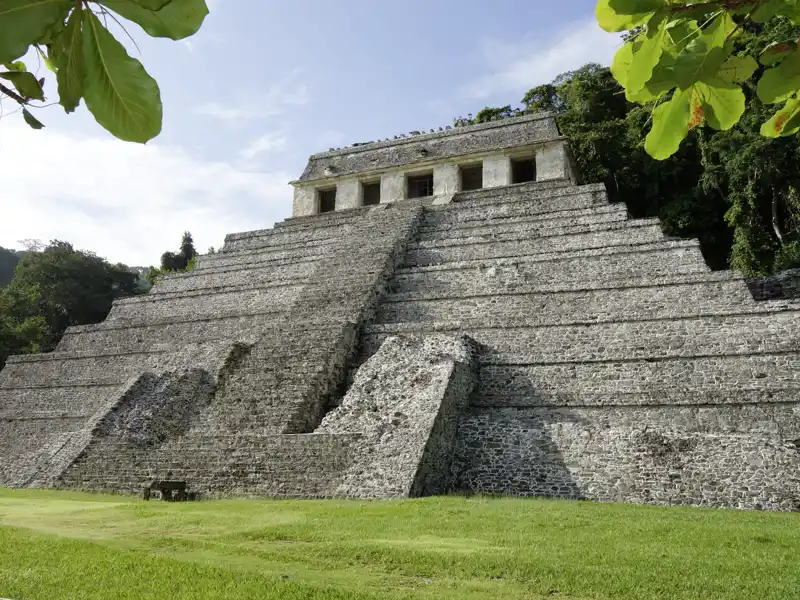 Uralte Mayabauten begegnen uns auf unserer YOUNG LINE Reise nach Mexiko immer wieder, wie die Mayastadt Palenque.