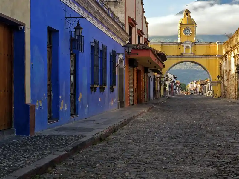 In Antigua beginnt unsere YOUNG LINE Rundreise durch Guatemala. Die ehemalige Hauptstadt bietet koloniales Flair vor der beeindruckenden Kulisse der Vulkane.