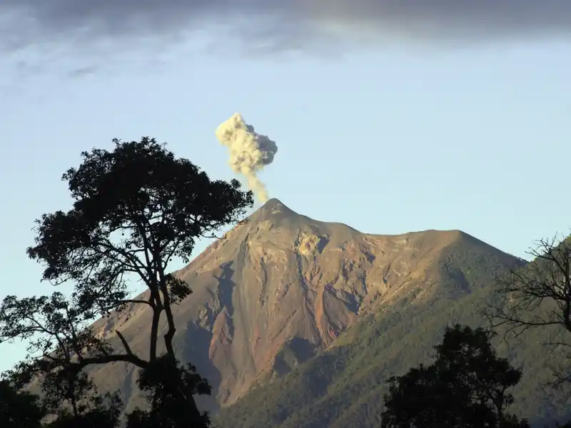 In Antigua beginnt unsere YOUNG LINE Rundreise durch Guatemala. Die ehemalige Hauptstadt mit kolonialem Flair bietet eine beeindruckende Kulisse mit teilweise aktiven Vulkanen wie dem Fuego.