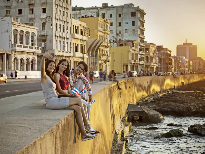 Unsere YOUNG LINE Rundreise startet in Havanna, der Hauptstadt Kubas. Ein Highlight ist unser Sundowner am Malécon während unserer Biketour.