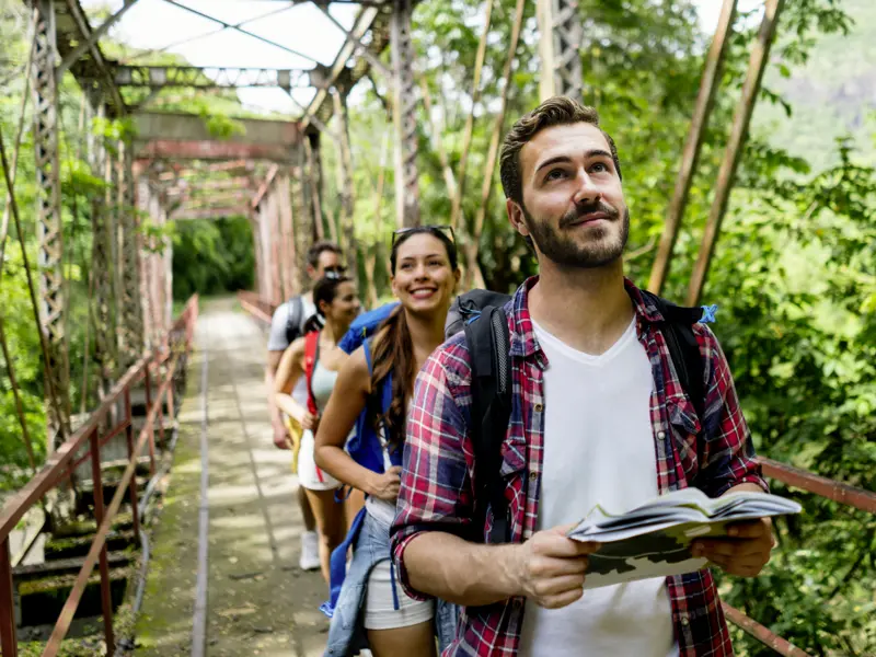 Begeistert entdecken wir in der Gruppe zusammen mit anderen jungen Travellern neue Orte, lernen neue Freunde und Kulturen kennen und erleben Abenteuer.