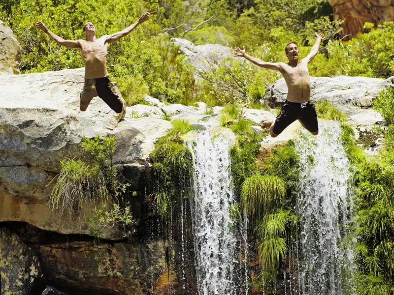 Diese Rundreise mit YOUNG LINE durch Südafrika bietet alles:  Natur-Highlights im Krügerpark und auf der Garden Route, City-Highlights in Kapstadt, Relaxen am Strand oder beim Sprung ins Wasser zwischendurch.