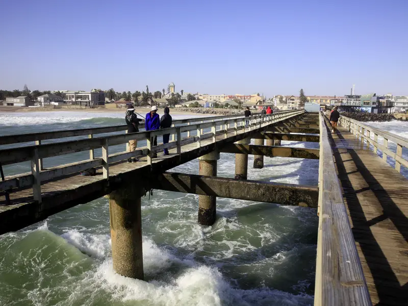 Auf unserer YOUNG LINE Reise durch Namibia haben wir immer wieder Zeit, innezuhalten und die kulturellen Schätze Afrikas zu genießen. Neben der beeindruckenden Küstenlinie finden sich in Swakopmund noch heute überall deutliche Spuren der Kolonialzeit. Damals war die Stadt Teil der Kolonie Deutsch-Südwestafrika.