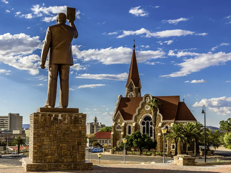 Unsere YOUNG LINE Reise durch Namibia, Botswana und Zimbabwe für Traveller ab 35 Jahren startet in der namibischen Hauptstadt Windhuk.