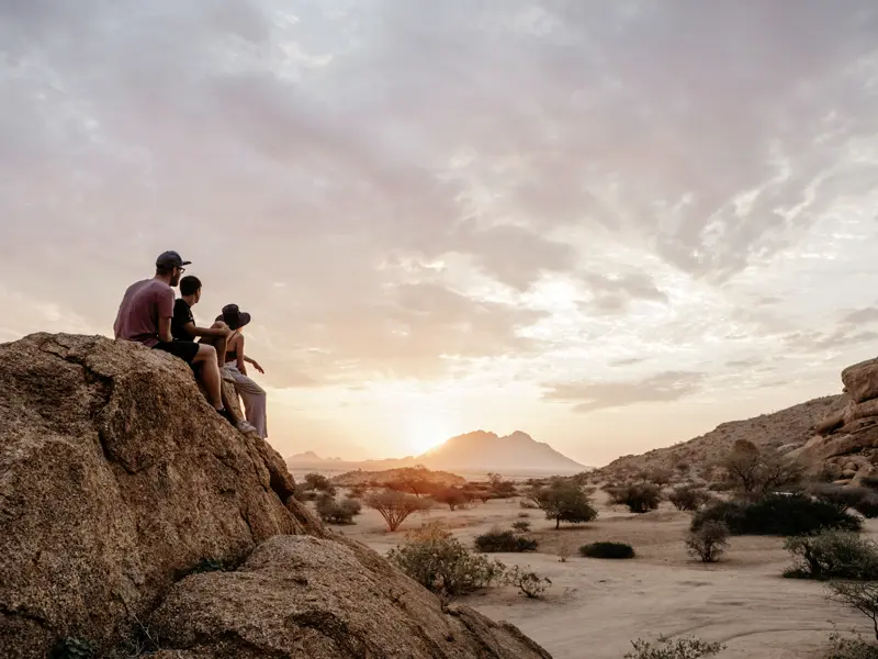 Unvergesslich auf unserer YOUNG LINE Rundreise durch das südliche Afrika: die Sonnenuntergänge in den felsig-sandigen Weiten.