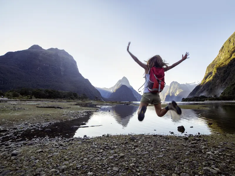 Auf dieser Rundreise mit YOUNG LINE durch Neuseeland bringt uns eine Fahrt durch atemberaubende Berglandschaften zum Milford Sound.