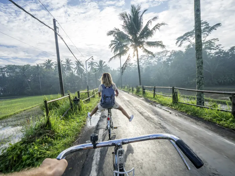 Auf unserer YOUNG LINE Rundreise machen wir auf Java eine Radtour durch zauberhafte traditionelle Dörfer, gesäumt von Reisfeldern und Obstplantagen.