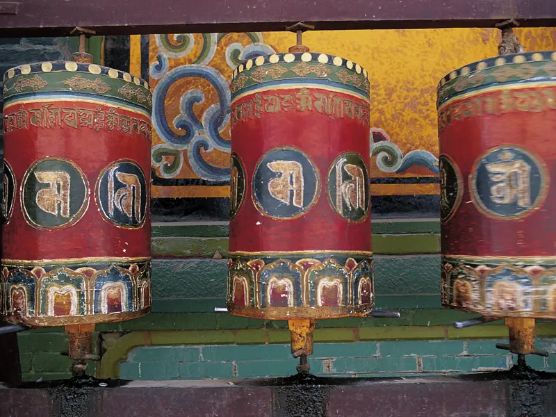 Auf dieser Reise durch Tibet können Sie beim Besuch eines der buddhistischen Tempel auch selbst mal die Gebetsmühlen drehen.