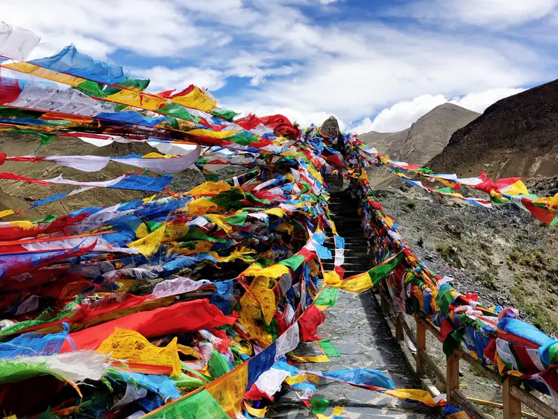 Auf dieser spannenden Reise durch Tibet flattern uns im Himalaya auch immer wieder bunte Gebetsfhnen entgegen