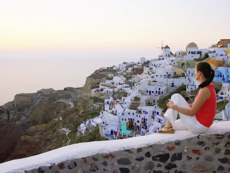 Diese Rundreise versteht sich wie ein Inselhopping durch die Kykladen. Als letzte der Kykladeninseln besuchen wir Santorin. In der lauen Abendstimmung genießen wir den Sonnenuntergang.