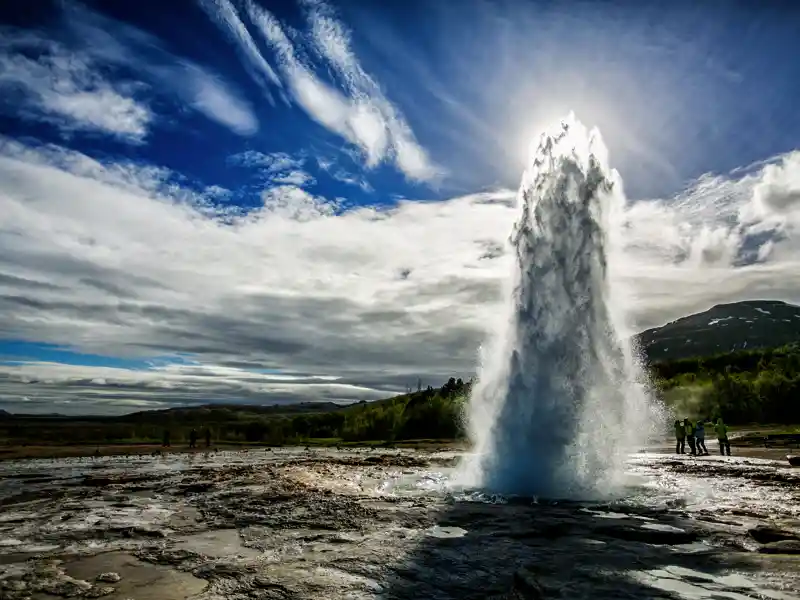 Auf unserer Rundreise durch Island beeindruckt uns die gewaltige Fontäne des Geysirs Strokkur.