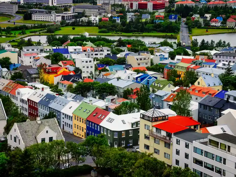 Auf unserer Rundreise durch Island entdecken wir Europas nördlichste Hauptstadt Reykjavik mit ihren bunten Häuserzeilen.