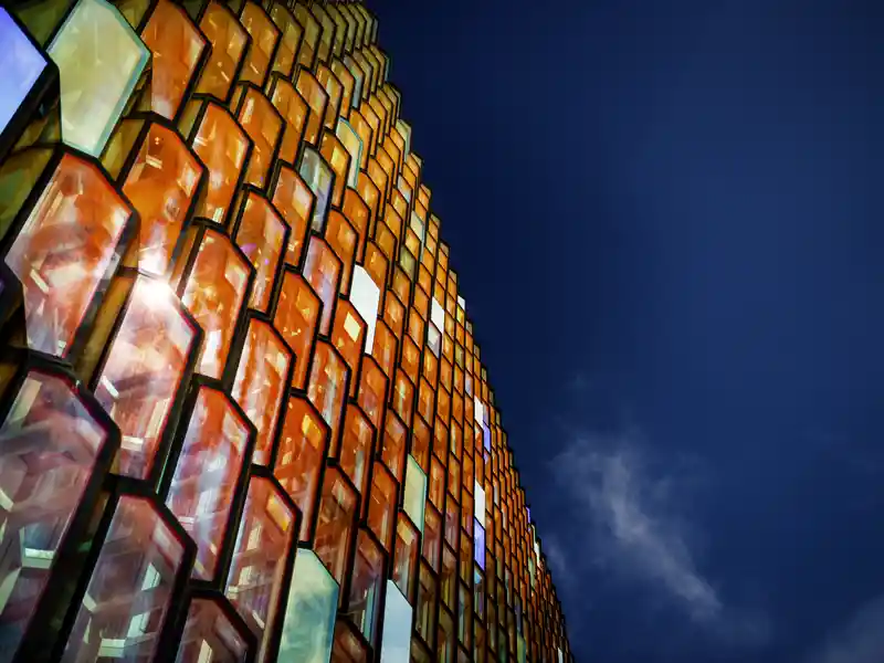 Unsere Rundreise durch Island beginnt in Reykjavik, der trendigen Hauptstadt, modern und frisch. Auf unserem Stadtrundgang sehen wir das Konzerthaus Harpa mit seiner beeindruckenden Glasfassade.