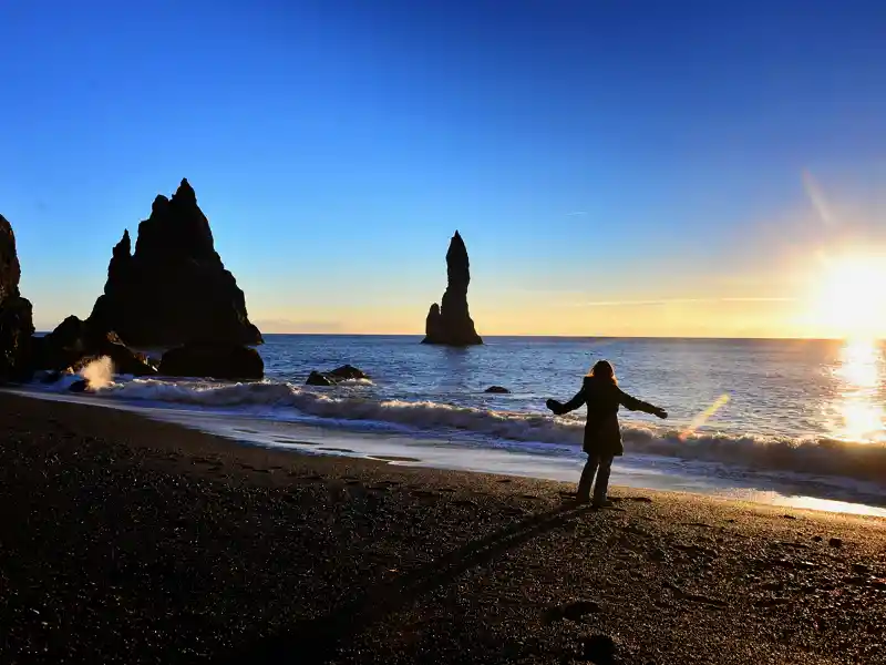 Auf Ihrer Rundreise durch Island erwartet Sie eine abwechslungsreiche Landschaft, Wasserfälle, Vulkane und die besondere Stimmung des Sonnenuntergangs am Meer.