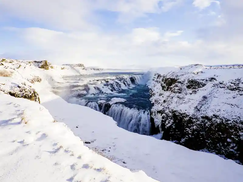 Auf unserer Marco Polo Rundreise in kleiner Gruppe im Winter durch Island besuchen wir den mächtigen Gullfoss, auch bekannt als der ¿Goldene Wasserfall".