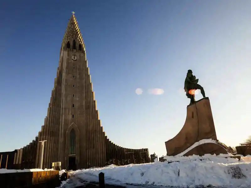 Auf unserer Rundreise durch Island im Winter sieht alles ganz anders aus als im Sommer - auch die Hallgrimskirche, eines der Wahrzeichen der Hauptstadt Reykjavik.