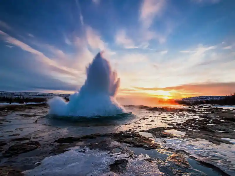 Auf unserer Rundreise durch Island bestaunen wir den Geysir Strokkur, der  in regelmäßigen Abständen ausbricht.