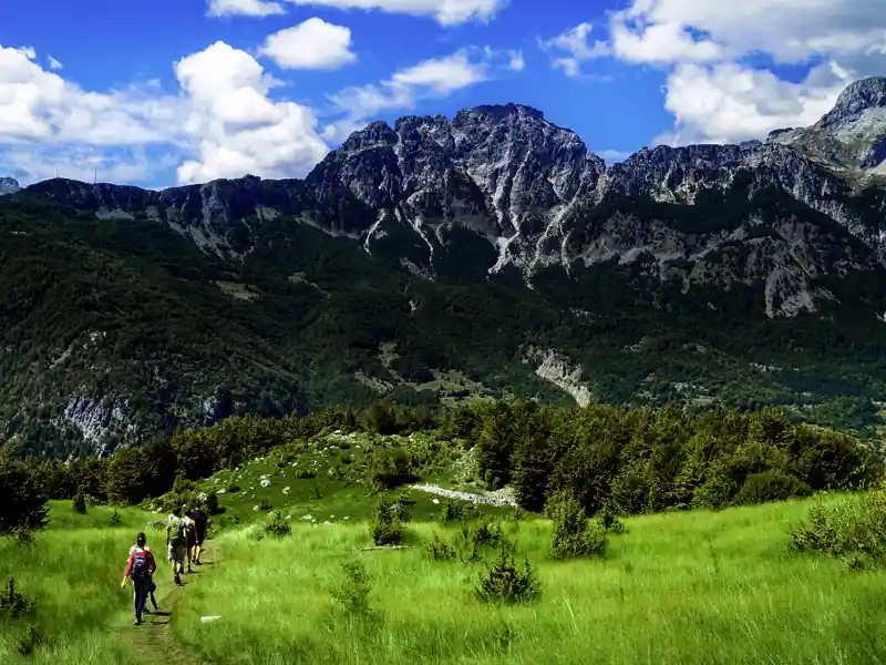 Rein in die Wanderstiefel! Klare Luft, Bergspitzen, Bäche, dichte Wälder und kaum Menschen - der Scout führt uns im Valbona-Nationalpark durch unberührte Täler. Lohn ist ein Snack in der Hütte von Bergbauer Tahir.