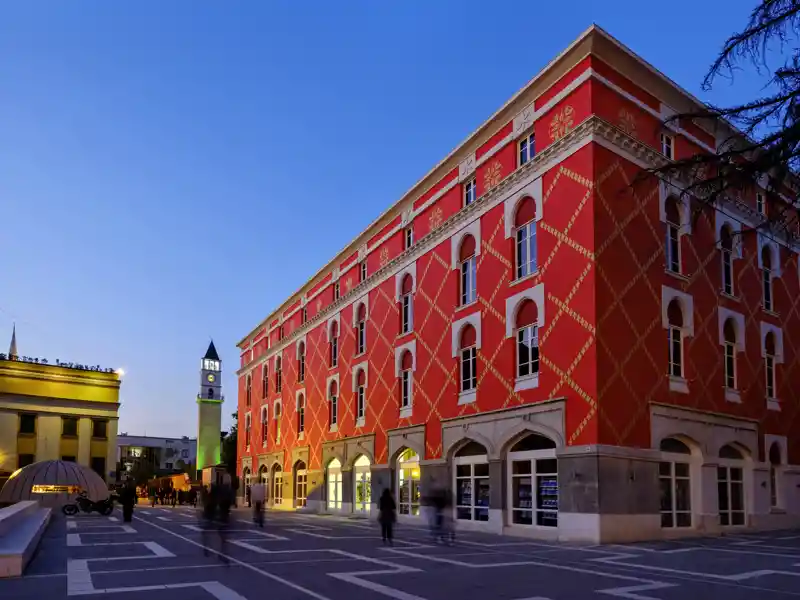 In Tirana unternehmen Sie eine Citytour, Die Stadt bietet eine spannende Mischung aus antiken Ruinen und osmanischer, italienischer, kommunistischer und moderner Architektur.