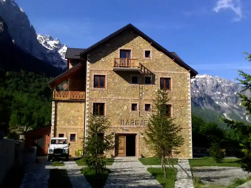 Mitten im Naturparadies des Valbona-Nationalparks haben sich unsere Gastgeber - Sherif und seine deutsche Frau Janett - einen Traum erfüllt. Was für eine Umgebung! Besonders schön bei einem abendlichen Absacker auf der Terrasse des Hotels Margjeka!