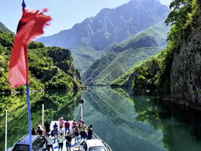 Auf unserer Marco Polo Reise in der Mini-Gruppe nehmen wir die Fähre durch die Berge in Nordalbanien.