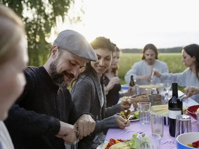 Auf unserer Entdeckerreise nach Masuren genießen wir ein gemeinsames Abendessen im Freien.