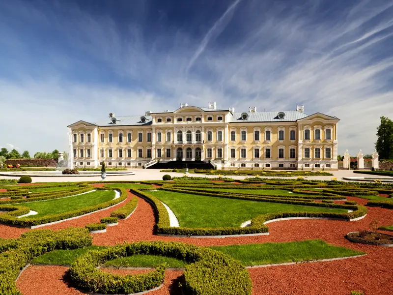 Während unserer Reise durch das Baltikum besuchen wir das barocke Sommerschloss in Rundale mit seinem herrlichen Garten.