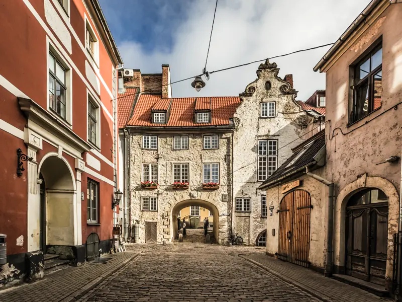 Auf Ihrem Rundgang durch die lettische Hauptstadt Riga schlendern Sie in der Altstadt durch kleine Gassen, vorbei an historischen Gebäuden und vielen Sehenswürdigkeiten wie dem Schwedischen Tor.