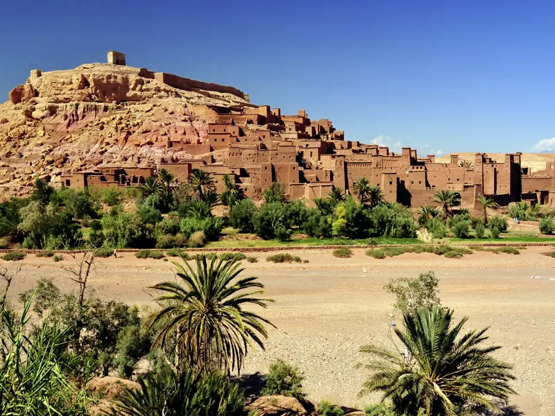 Zusammen mit Ihrem Scout erkunden Sie die Berberburg Ait Benhaddou, die schon oft als Kulisse für Historienfilme diente. Vom höchsten Punkt aus bietet sich ein eindrucksvoller Blick über die Landschaft.