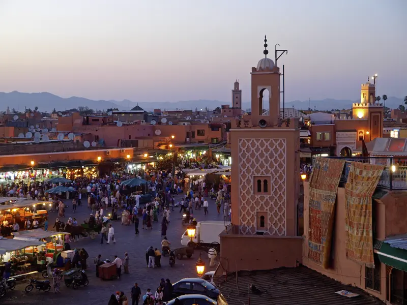 Abschluss und Höhepunkt unserer Marokko-Rundreise mit Marco Polo: der Marktplatz Djemaa el-Fna, auch Gauklerplatz genannt. Auf einer Food-Tour tauchen wir ins bunte Leben ein und kosten marokkanische Spezialitäten.