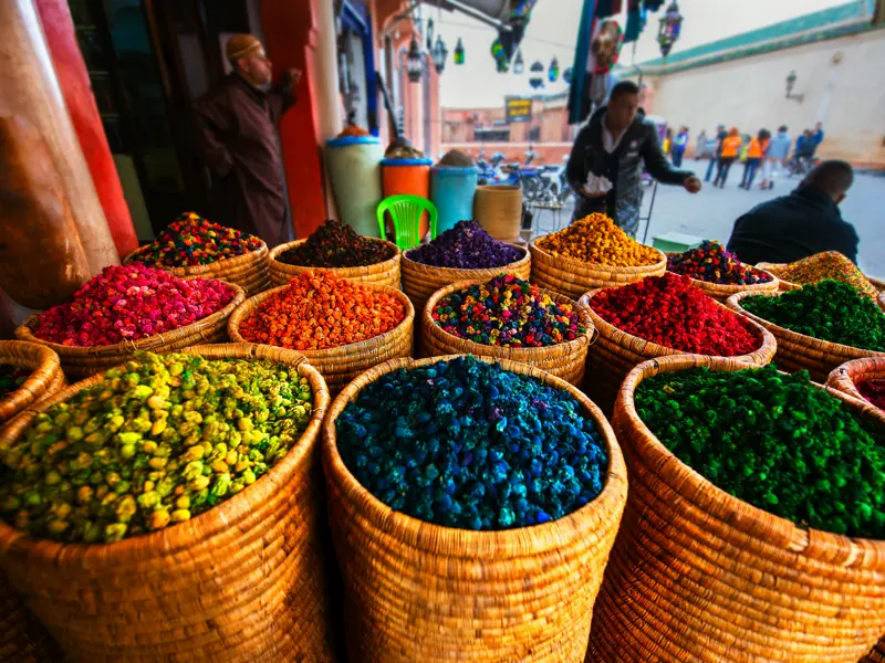 Auf unserer Rundreise mit Marco Polo durch Marokko durchstreifen wir die Souks von Marrakesch: Gelegenheit zum Gewürzeshopping und zu einem genaueren Blick auf die farbenfrohen Auslagen der Geschäfte.