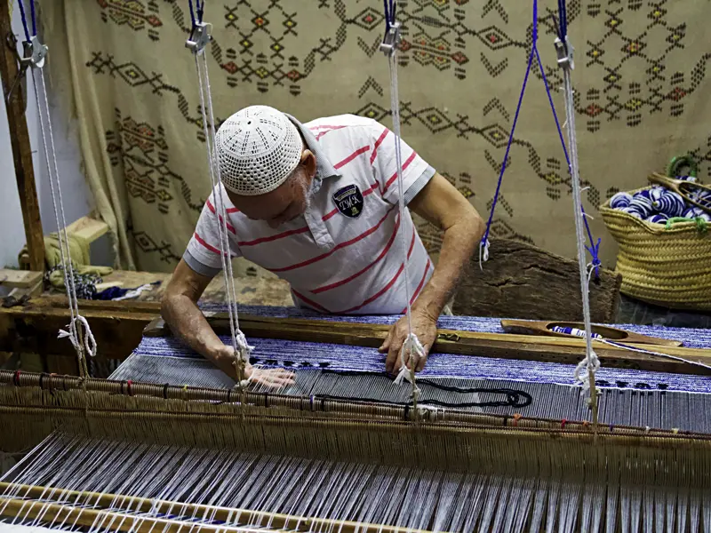 Immer wieder treffen wir auf unserer Rundreise durch Marokko auf Handwerker, die große und kleine Kunstwerke auf traditionelle Art und Weise herstellen. In den Marktgassen der Souks haben wir Gelegenheit, ihnen über die Schulter zu schauen und natürlich auch das ein oder andere Souvenir zu erstehen. Ihr Marco Polo Scout gibt Tipps fürs Feilschen!