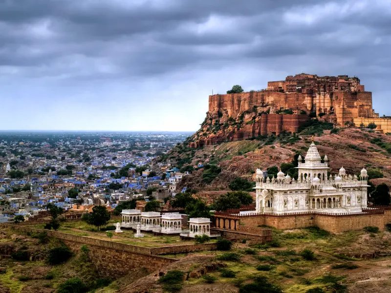 Auf Ihrer Rundreise durch Rajasthan besuchen Sie auch Jodhpur mit dem beeindruckenden Mehrangarh Fort. Genießen Sie den Ausblick auf die "blaue Stadt".