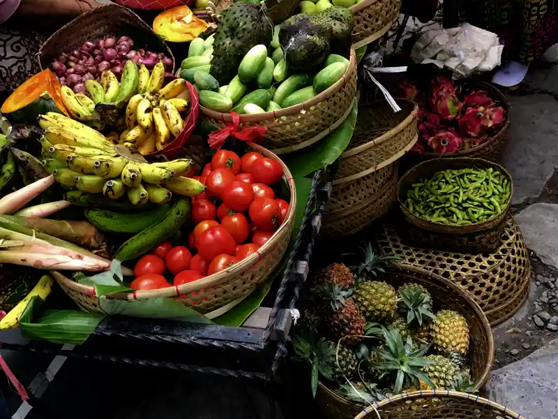 Auf Ihrer Rundreise durch Bali bleibt bestimmt auch Zeit für einen Bummel über den Markt mit Körben voller buntem Obst und Gemüse.