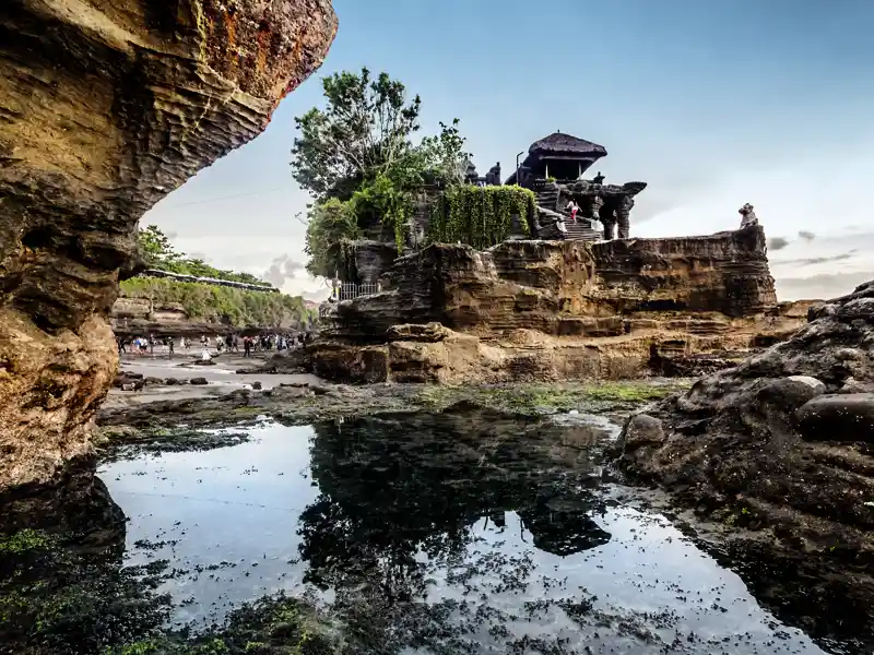 Auf Ihrer Rundreise durch Indonesien steht auf Bali natürlich auch der Besuch des Tempels Tanah Lot auf dem Programm - der auf einem Felsvorsprung gelegene Meerestempel wird bestimmt auch Sie verzaubern.