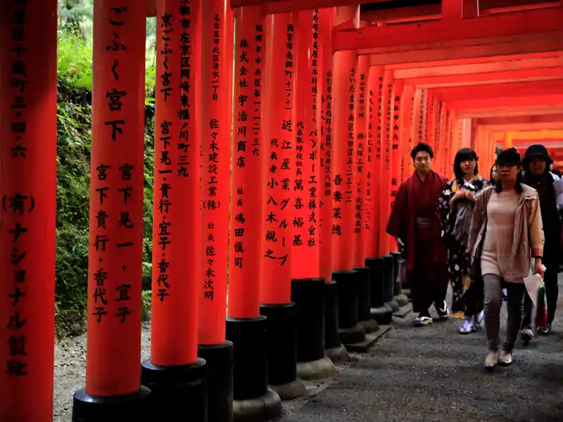 Auf Ihrer Rundreise durch Japan kommen Sie auch nach Kyoto - wie wäre es am freien Nachmittag mit einem Besuch des berühmten Fushimi-Inari-Schreins, bekannt für seine Alleen aus roten Toriis.