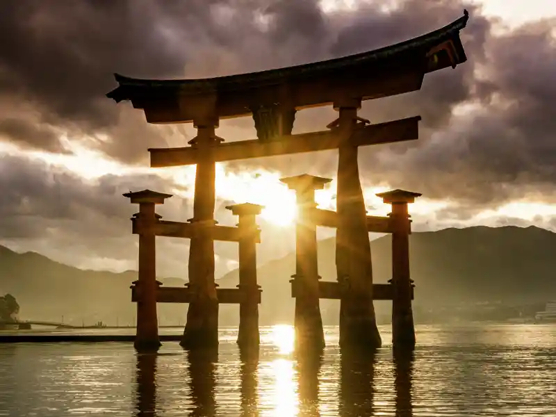 In der Nähe von Hiroshima besuchen wir auf dieser Marco Polo Japanreise in der Gruppe auch die Insel Miyajima, vor deren Ufer ein leuchtend rotes Torii im Meer steht.