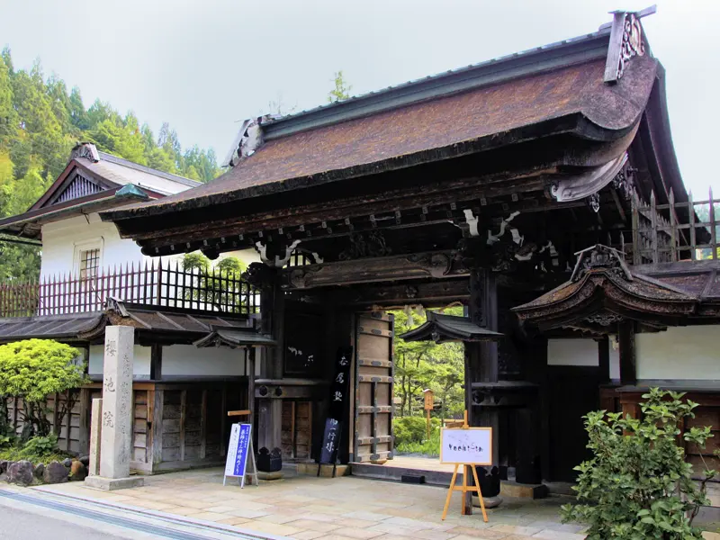 Auf dieser Japanreise in der Marco Polo Mini-Gruppe übernachten Sie auf dem Klosterberg Koya-san landestypisch in einer Pilgerherberge.