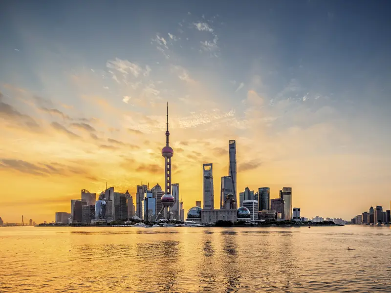 Auf unserer Marco Polo Entdeckerreise fahren wir vom Airport aus  im Transrapid  in den Wolkenkratzerstadtteil Pudong - wo Shanghai Tower, World Financial Center & Co. mit bis zu 600 m den Himmel kitzeln. Je nach Wetter und Sicht kann sich eine der Aussichtsetagen in luftiger Höhe lohnen.