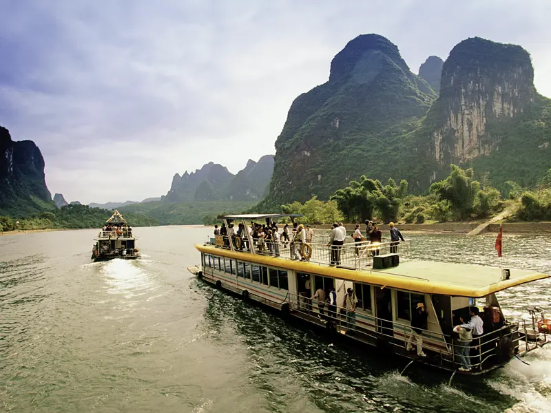 Auf unserer Marco Polo Reise unternehmen wir auch einen Ausflug in die Traumlandschaft der Kegelkarstberge. Bei einer Floßfahrt auf dem Li-Fluss fahren wir vorbei an Bambushainen, Zitrusgärten, Felswänden und Dörfern.