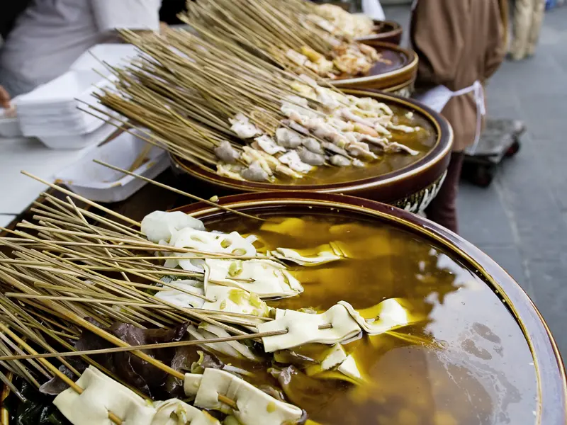 Das darf auf dieser Rundreise durch China natürlich nicht fehlen: eine Kostprobe des Streetfood in Chengdu. Abenteuerlich wie die ganze Entdeckertour - Mutige vor!