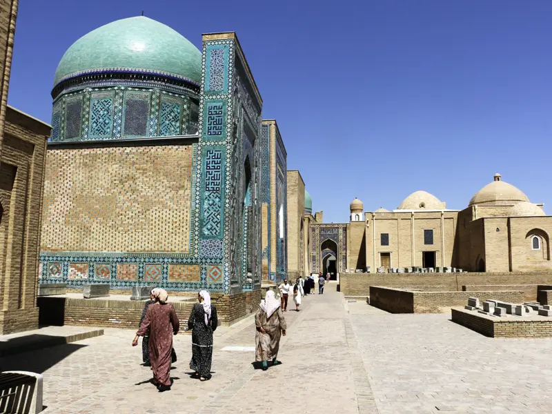 Auf unserer Marco Polo Reise in der Mini-Gruppe durch Usbekistan besuchen wir auch die Gräberstraße von Schah-e Sinda in Samarkand. Auch viele Usbekinnen flanieren hier gerne.